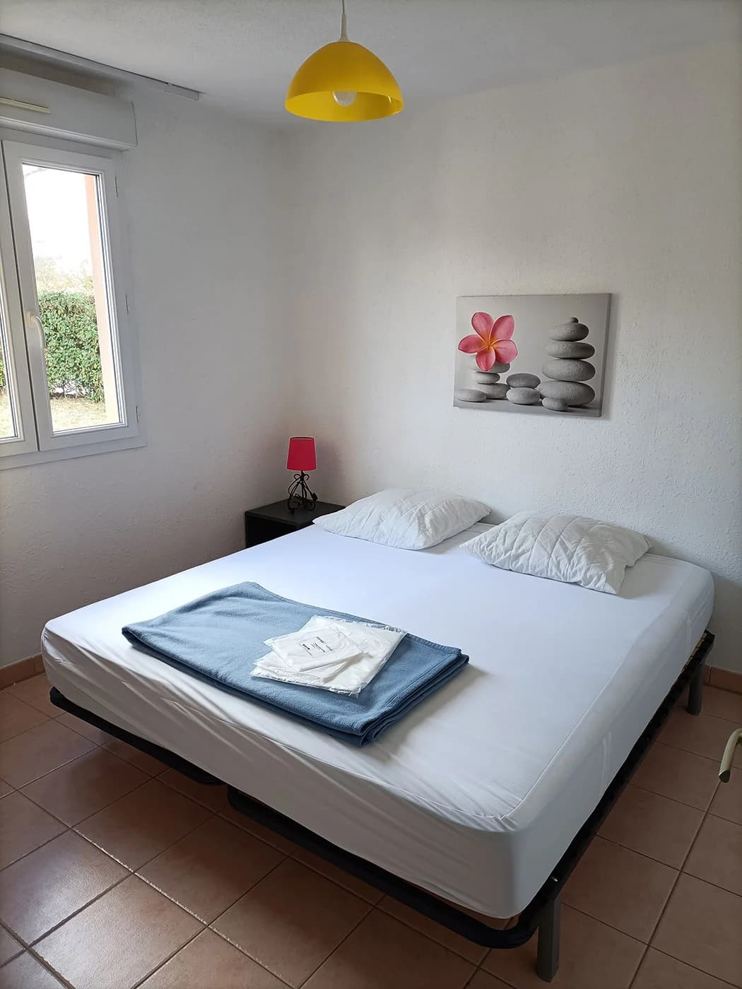 Chambre du gîte avec lit double et décoration apaisante