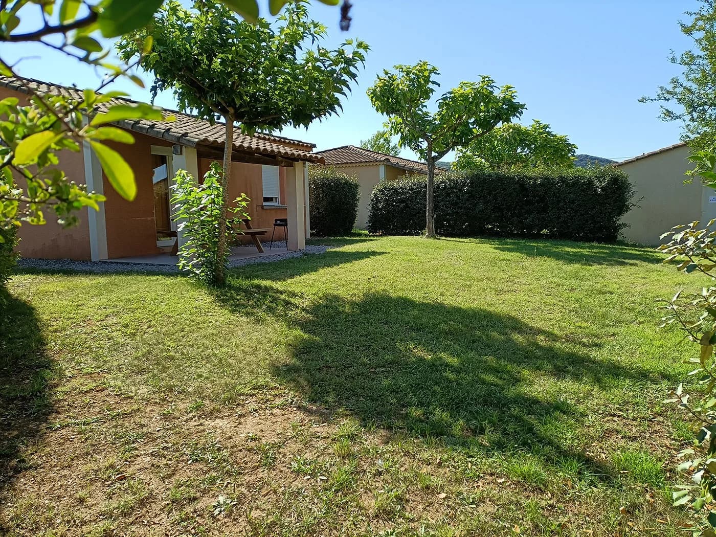 Jardin privatif et arboré du gîte au calme