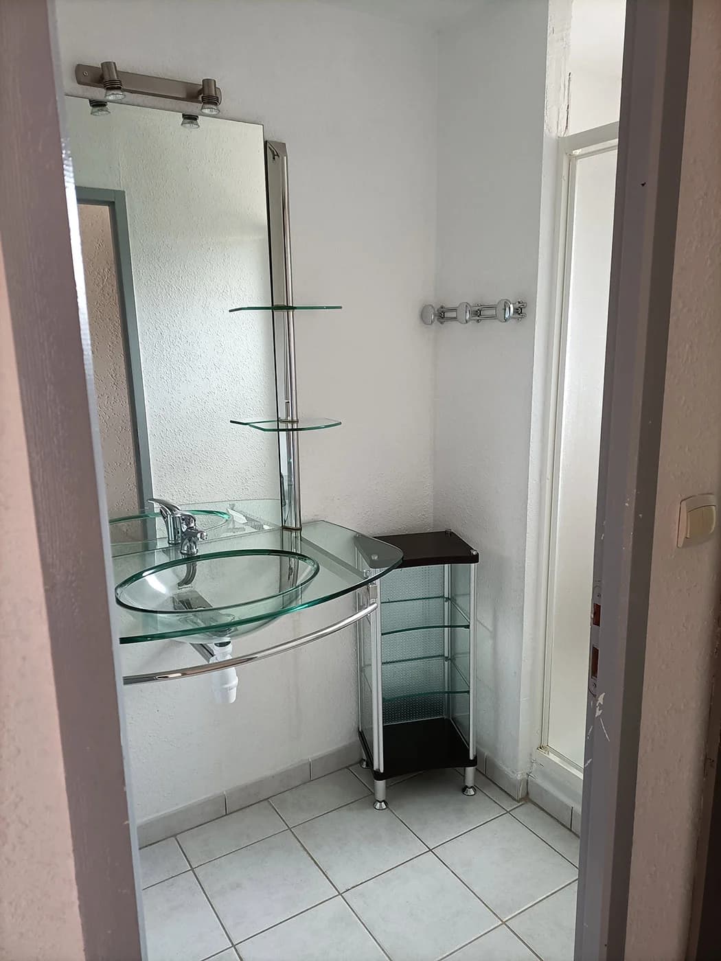Salle d'eau avec douche et vasque en verre