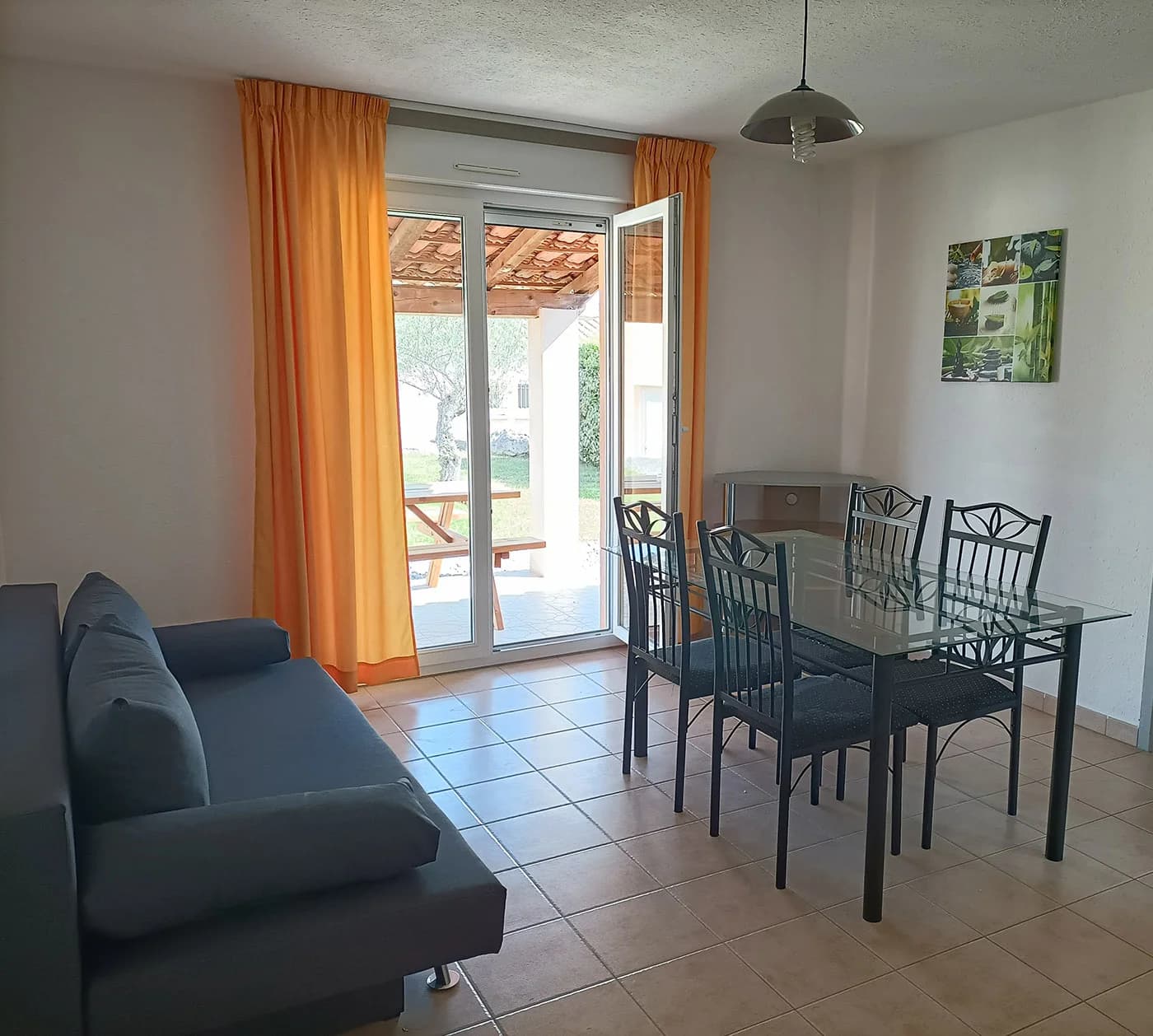Séjour lumineux du gîte ouvrant de plain-pied sur la terrasse